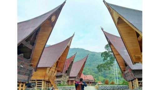 Rumah Bolon dari Sumatera Utara (Sumber: Gramedia)