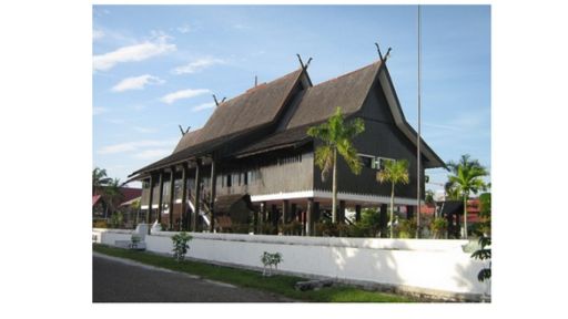 Rumah Betang dari Kalimantan Tengah (Sumber: Gramedia)