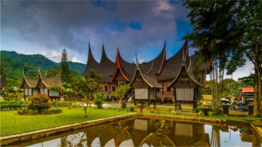 Rumah Gadang dari Sumatera Barat (Sumber: Gramedia)