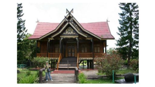 Rumah Panggung Kajang Leko dari Jambi (Sumber: Gramedia)